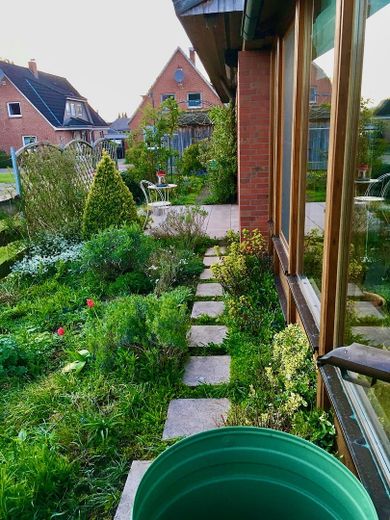 Nachhaltiger Bungalow mit Wintergarten, Garage und Garten – Westen
