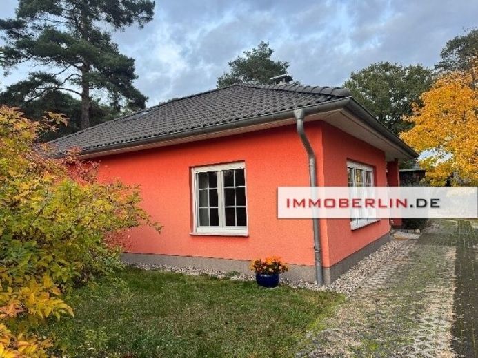 IMMOBERLIN.DE - Attraktiver Bungalow mit Sonnengarten & Garage in harmonischer Lage beim Krüpelsee – Foto 1