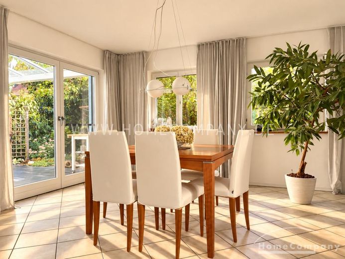 Voll möbliertes 6-Zimmer-Haus mit schönem Garten – 74b0238c66e8d6f464d6df8d6eb962dd82894d77.jpg