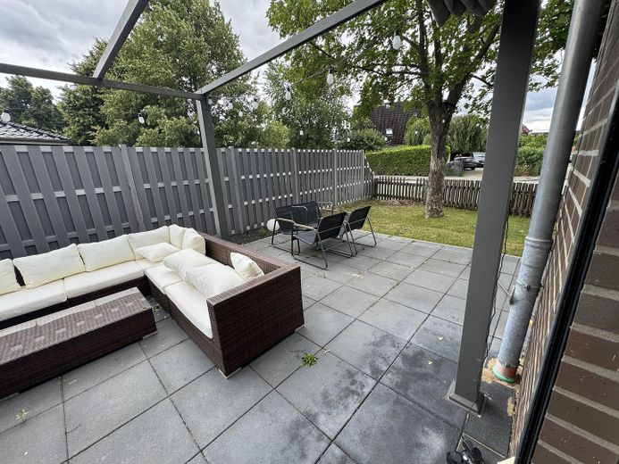 Modernes Einfamilienhaus mit hochwertiger Ausstattung und Smart-Home-System in Groß Wesenberg – Terrasse