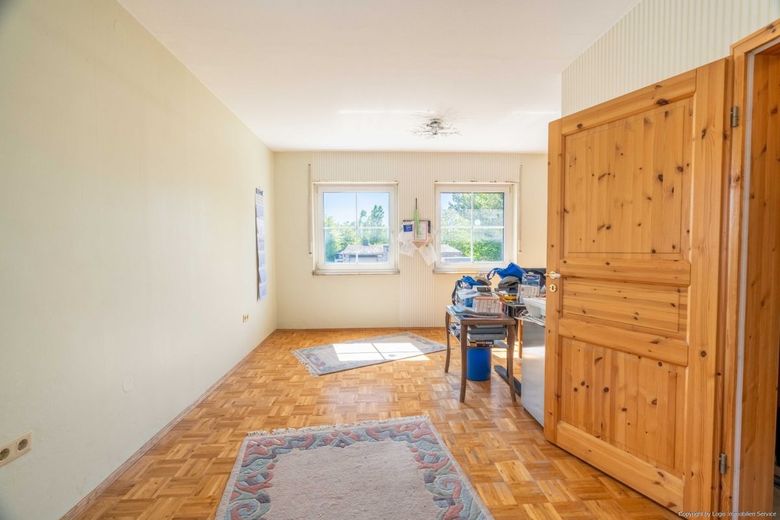 Wohnen, Arbeiten, Vermieten - vielseitiges Anwesen mit Hallen &amp; 4 Garagen – Schlafzimmer