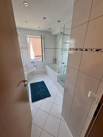 Bad mit Badewanne und Dusche