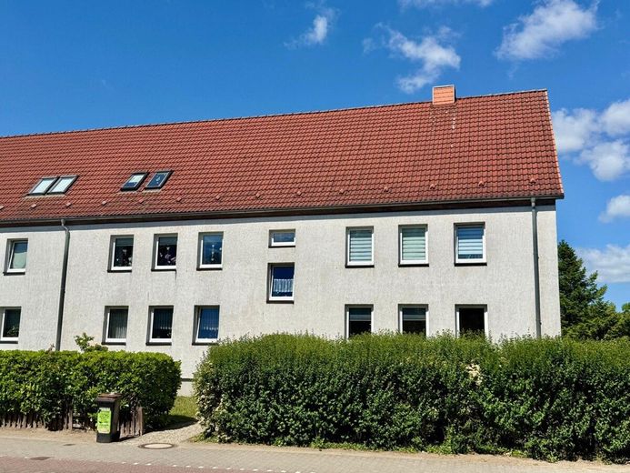 HORN IMMOBILIEN++ Neubrandenburg, 3-Raum Eigentumswohnung im 1. Obergeschoss -vermietet- – Mehrfamilienhaus