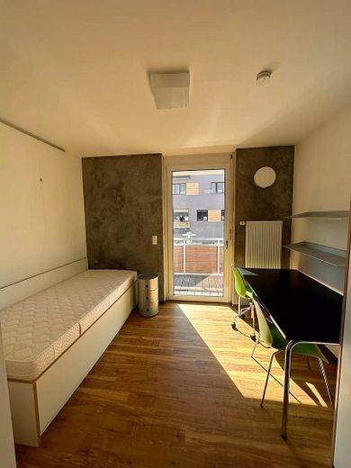 Bett und Schreibtisch