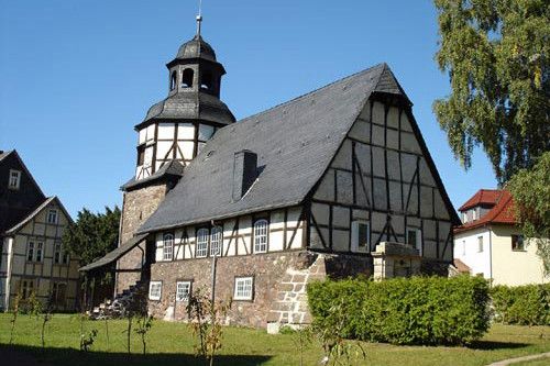 Idyllische Villa/Mehrfamilienhaus in grünem Erholungsort (Harz) - mit Ausbau-/Investmentpotential – Ilfeld alte Dorfkirche