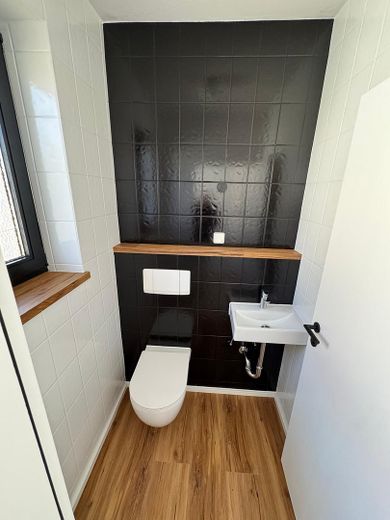 Hepberg’in merkezi konumunda geniş, kapsamlı şekilde yenilenmiş 3 odalı, 1. kat dairesi + 2 balkon – Gäste WC