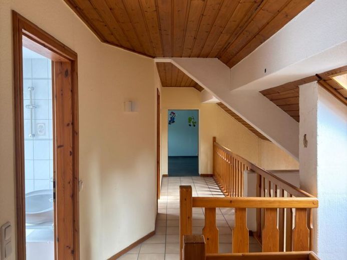 Viel Platz zum Leben – moderne 4-ZKB-Maisonette in Neidenbach – Foto 1