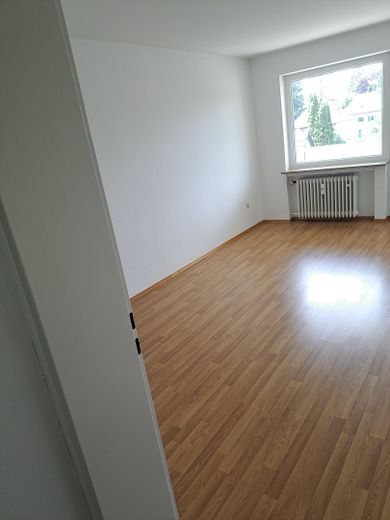 Sehr gut geschnittene, helle 2-Zimmer-Wohnung mit Balkon und Tiefgaragenstellplatz zu verkaufen – Blick ins Wohnzimmer
