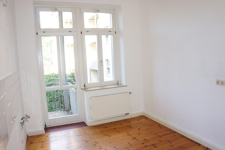 Johannstadt, Nähe Medak, Schöne 4-Raum-Wohnung mit Dielenfußboden und Balkon – Küche mit Balkon