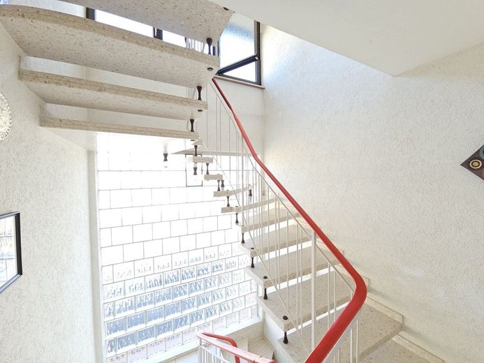 Wohnung in Siegelbach zu vermieten. Gute Aufteilung. Helle Räume. Ideal für Zweisamkeit ... – 5268 - gepflegtes Treppenhaus