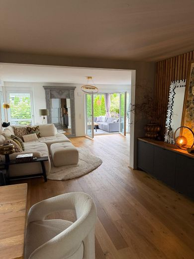 Exklusives Einfamilienhaus mit Keller und sehr großem Grundstück – modern offene Gestaltung