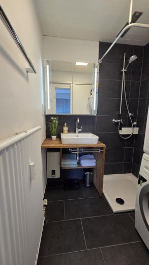 Vivienda moderna en Unterbilk: elegante apartamento con plaza de garaje subterráneo. – Badezimmer, 2023 komplett mode