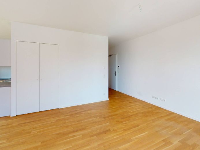 Geräumige 2-Zimmer-Wohnung mit EBK und 2 BALKONEN im Neubauquartier 'Ferdinand's Garden' – Ansicht IV: Wohnzimmer