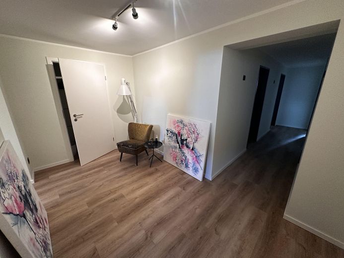 Modernes Einfamilienhaus in Feldrandlage – Flur im Keller