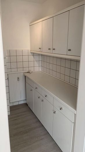 MÖBLIERTES EINZIMMER STADTAPARTMENT - TOP LAGE, HELL, ZENTRAL, RUHIG – Einbauküche