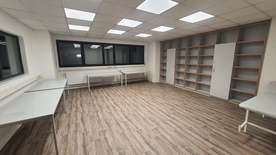 Spazi di magazzino, officina e produzione in affitto – Büro inkl. Mobiliar
