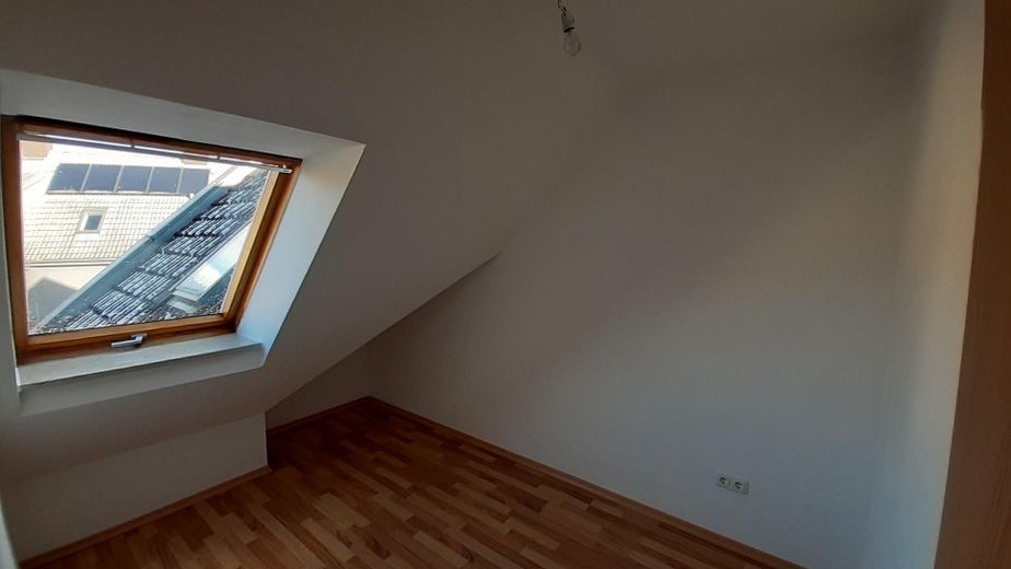 Balkonlu ve genişletme potansiyeline sahip bakımlı 3 odalı çatı katı dairesi – Aichach’ta 67 m² – Büro/ Ankleidezimmer