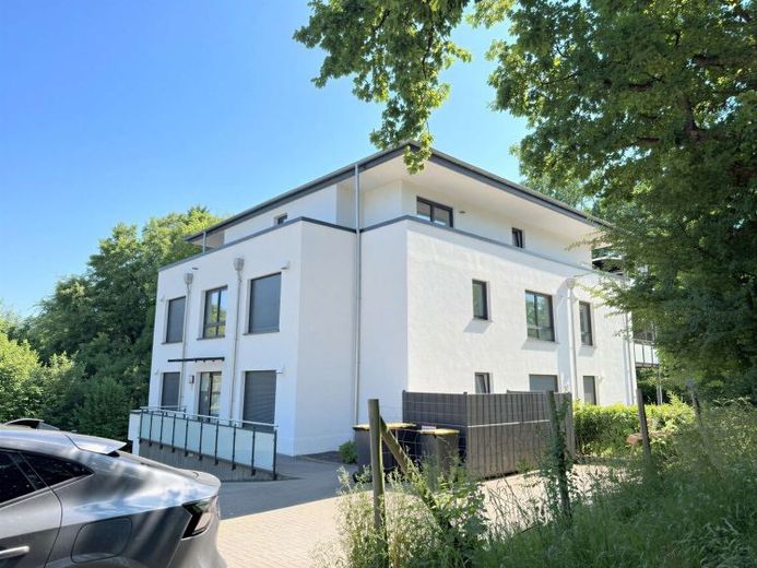 Modern wohnen mit Perspektive: großzügige 3-Zimmer-Wohnung mit Balkon, Aufzug und zwei Stellplätzen – Foto 1