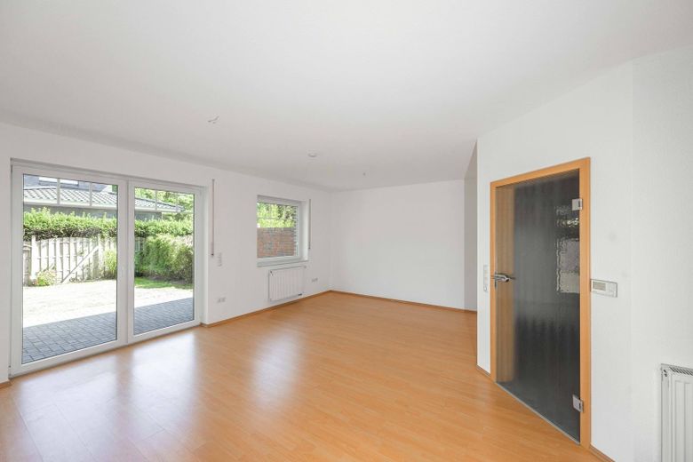 Young semi-detached house with carport in Friedrichsfehn – Wohnzimmer