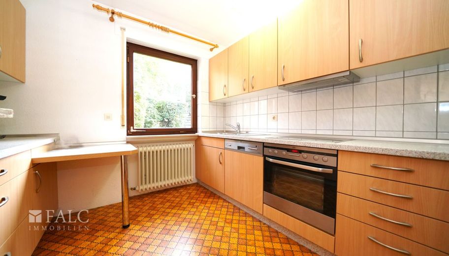 Naturparadies mit Weitblick auf die Stadt! Doppelhaus mit über 4.200 m² Grundstück - FALC Immobilien – Küche EG rechts