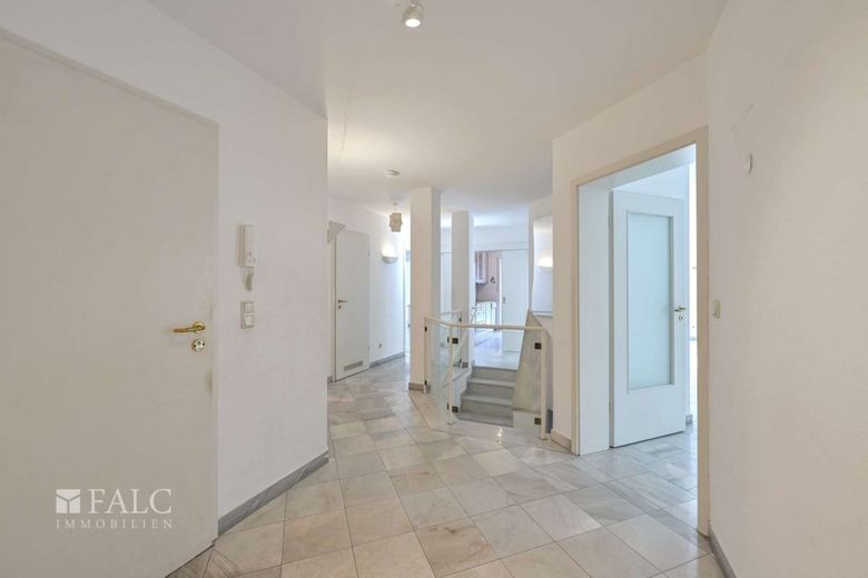 Gartenrefugium in Harlaching - Großzügige Maisonette-Wohnung mit drei Terrassen – EG Diele Eingang