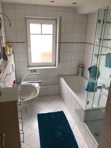 Bad mit Badewanne und Dusche