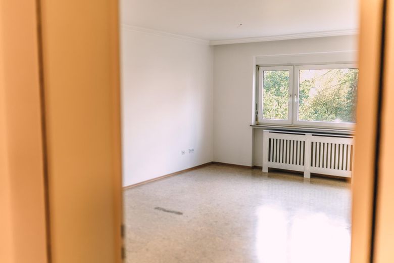 Natychmiast dostępne: piękne mieszkanie 2-pokojowe z loggią od zachodu i zmodernizowaną łazienką – Großzügiges Wohnzimmer