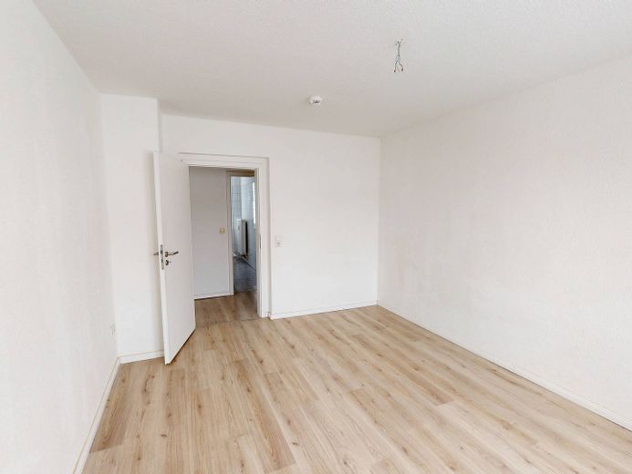 Move in now and receive 3 net cold rents as a gift*: Spacious 3-room apartment with bathtub – Ansicht II: Schlafzimmer I