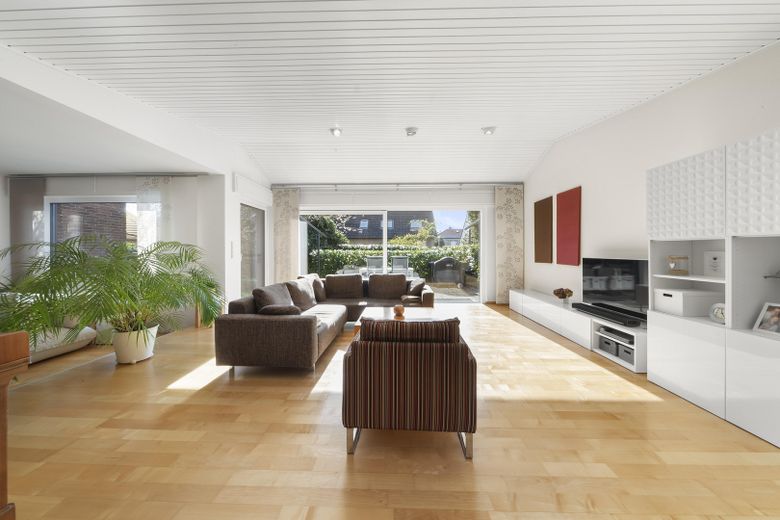 Modernes Reihenmittelhaus mit Photovoltaik und viel Platz zum Leben in Großburgwedel – Wohnzimmer