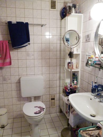 Schöne optimal geschnittene Dreizimmerwohnung, 76 qm, in Düsseldorf Flingern-Nord. – Duschbad