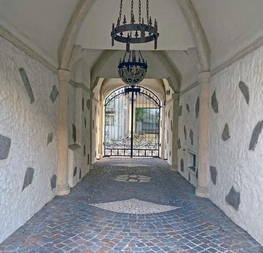Wymarzone mieszkanie bezpośrednio nad Renem – wysokiej jakości gruntownie odnowione w Köln-Rodenkirchen – Toreingang