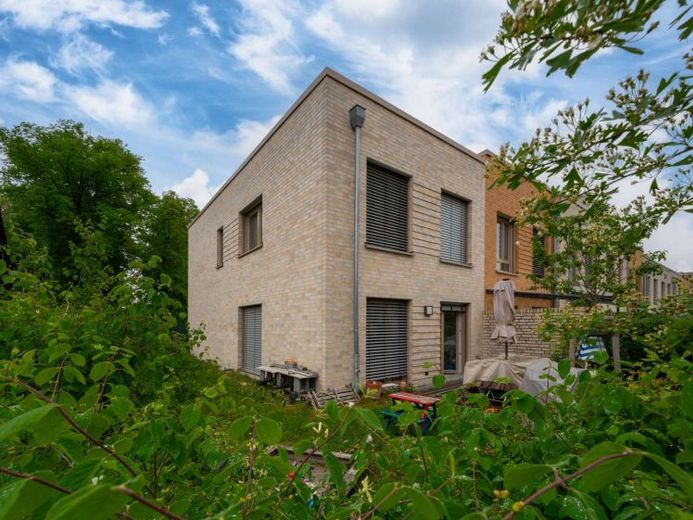 Emmerich: Reiheneckhaus als Passivhaus in moderner Klimaschutzsiedlung – Foto 1