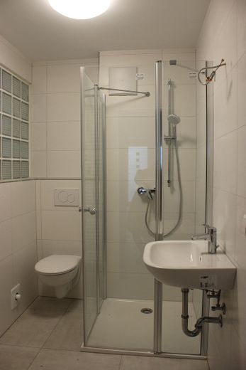 Sanierte 2.5-Zi-Wohnung mit Einbauküche, Terrasse, Garten + Gartenhütte in Waldstetten – hochwertiges, neues Bad