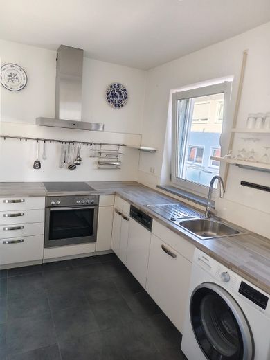 Zentral gelegene 80qm-Wohnung mit großem Sonnenbalkon – Abgetrennte Einbauküche