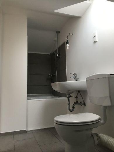 Traumhaftes Zweifamilienhaus mit Garten, Waldblick, Pool, Sauna & Mieteinnahmen – DG WC mit Duschwanne