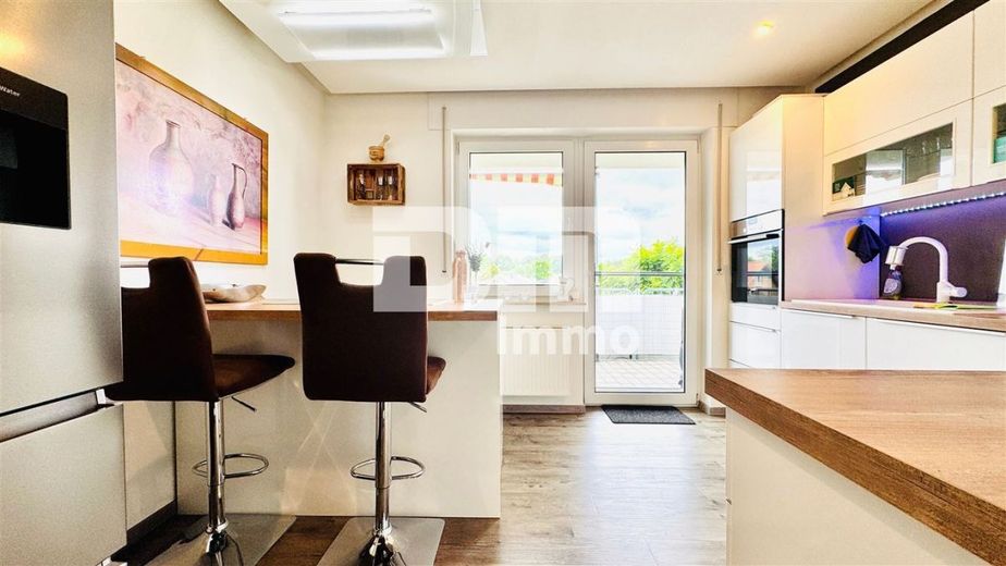 Hochwertig sanierte, ebenerdige Dreizimmerwohnung im EG mit Loggia + PKW-Stellplatz – Küche / Hochwertige EBK / Zugang Balkon