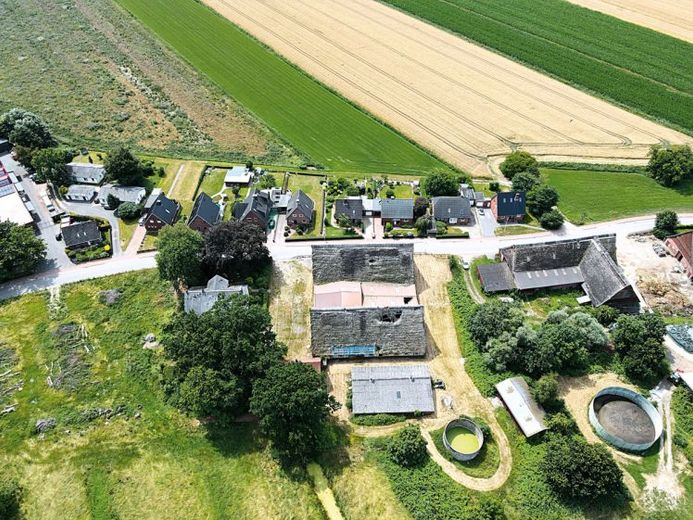 25371 Seestermühe, Dorfstraße 60'da iki samanlık ve birkaç ahır bulunan konut binası – Photo 1