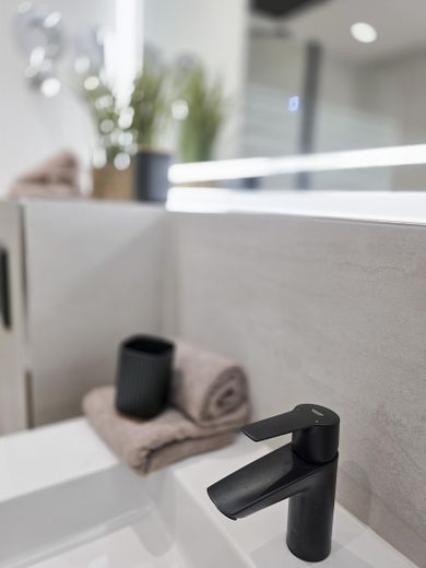 TOP RENOVIERTE UND KOMPLETT EINGERICHTETE 2,5-ZIMMER WOHNUNG IN SCHWABING WEST - PROVISIONSFREI – Grohe Markenqualität Sanitär