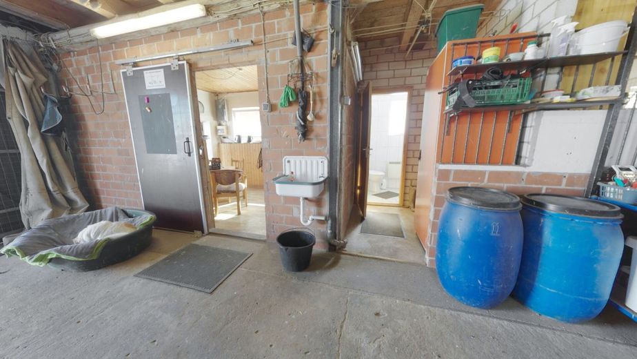 Resthof in echter Alleinlage: Modernisiert | 29.000 m² | 
Einliegerwohnung | Pferdehaltung | Pool – Sozialräume