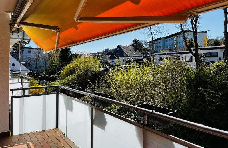 Sonniger Balkon mit Markise