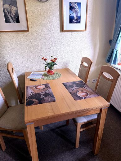 Ferienwohnung 1. Reihe mit 21,8 m² Terrasse – belegte Einnahmen, provisionsfrei – Essbereich
