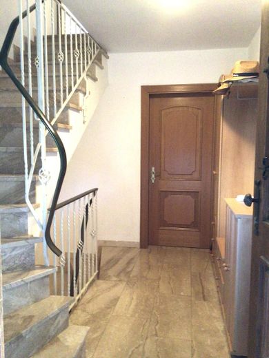 Provisionsfrei! Großes Einfamilienhaus zur Eigennutzung mit Vermietungspotential nahe Ammersee – Eingang/Treppe mit Marmorbelag