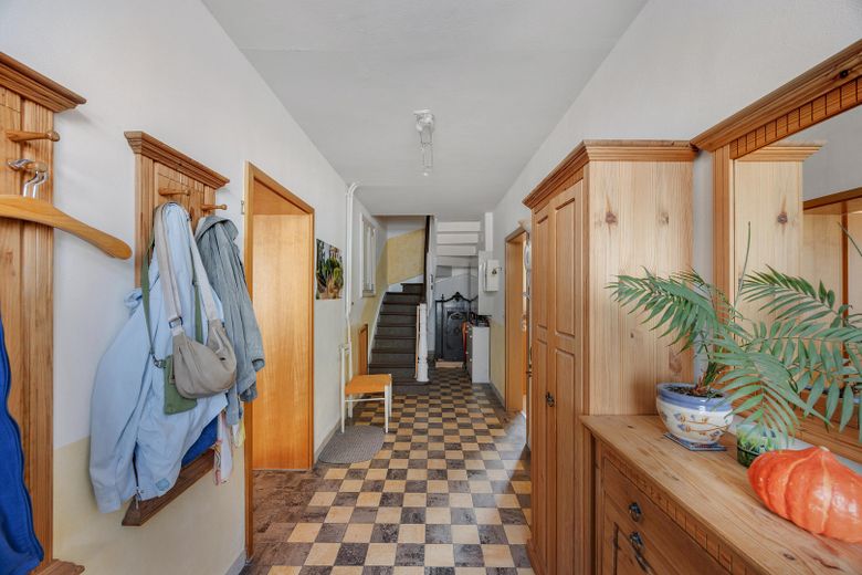 Casa unifamiliar espaciosa con 162 m² y jardín en Wachtberg-Werthhoven – Flur