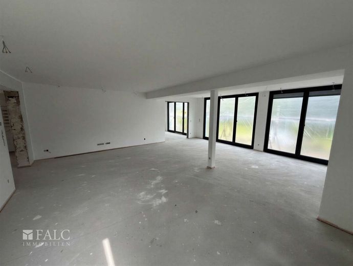 Großzügiges Zweifamilienhaus mit Einliegerhaus, 1.571 m² Grundstück – Wohn Esszimmer