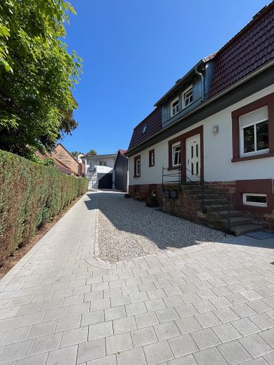 Sehr großzügige u. helle 3-Zimmer-Wohnung mit Balkon - modern renoviert mit Glasfaser – Eingang und Einfahrt Wohnhof