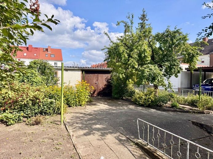 HORN IMMOBILIEN ++ Neubrandenburg Vogelviertel, Haus mit Grundstück, Terrasse und 3 Garagen – Grundstück