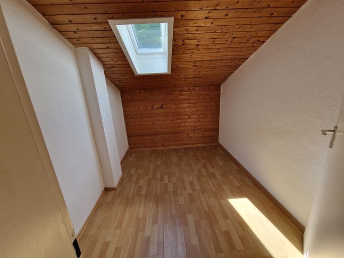 Helle 2,5-Zi-DG-Wohnung mit großer Wohnküche in ruhiger Waldrandlage – 5 Min nach Heidenheim – Home Office