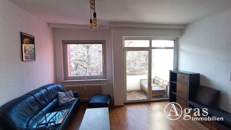 vermietete 3-Zimmer-Eigentumswohnung mit Sonnen-Balkon und neuem Bad Nähe Gemeindepark Lankwitz – Wohnzimmer mit Balkon