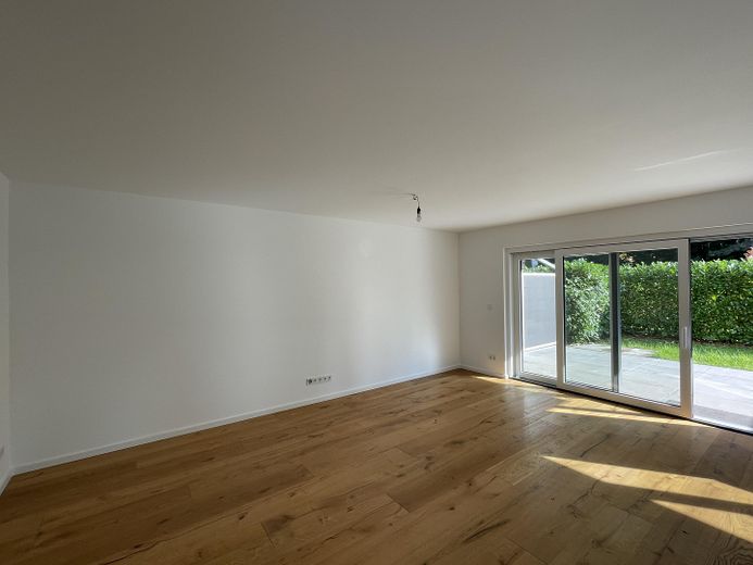 ruhig gelegene Neubauwohnung mit Südterasse – Wohnzimmer linke Seite