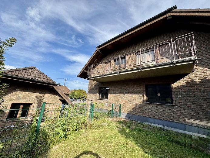 Außenansicht Seit mit Garage